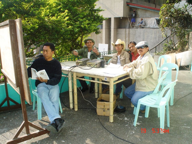 DSC03210.jpg - Barkada Amateur Radio Club - PhilippinesGirl Scout's - International Friendship Exchange And DXMaking contacts on 40M (7.000 - 7.200) w/ Kenwood TS-740!