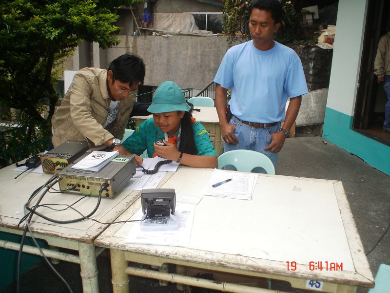 DSC03218.jpg - Barkada Amateur Radio Club - PhilippinesGirl Scout's - International Friendship Exchange And DXMaking contacts on 40M (7.000 - 7.200) w/ Kenwood TS-740!
