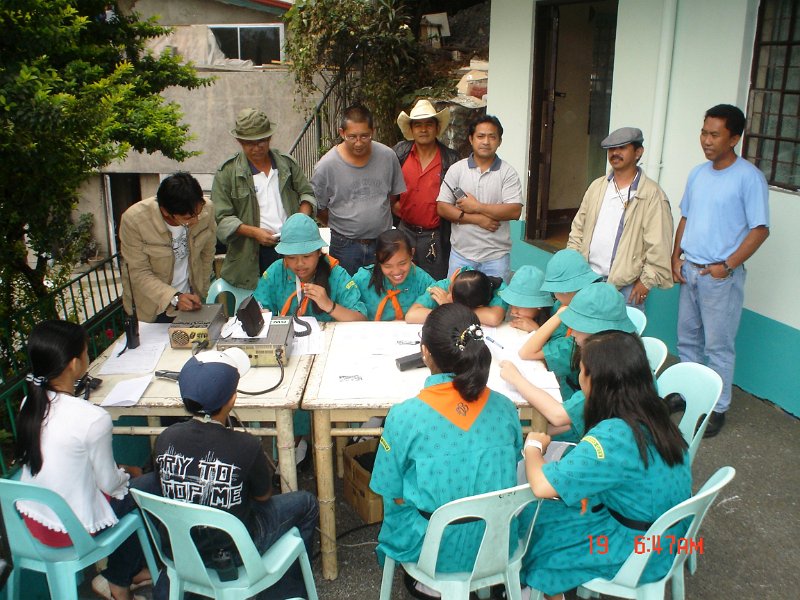 DSC03222.jpg - Barkada Amateur Radio Club - PhilippinesGirl Scout's - International Friendship Exchange And DXMaking contacts on 40M (7.000 - 7.200) w/ Kenwood TS-740!