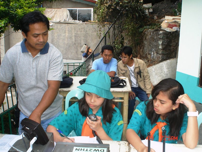 DSC03231.jpg - Barkada Amateur Radio Club - PhilippinesGirl Scout's - International Friendship Exchange And DXMaking contacts on 40M (7.000 - 7.200) w/ Kenwood TS-740!
