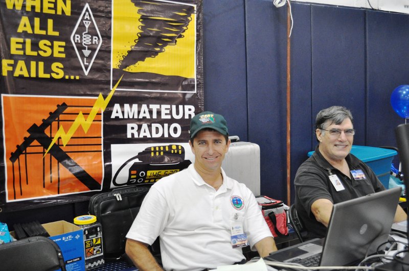 DSC_0062.jpg - Kevin-W4JKJ and Bob - KF2GQ working PSK on 30M and 20M respectively.