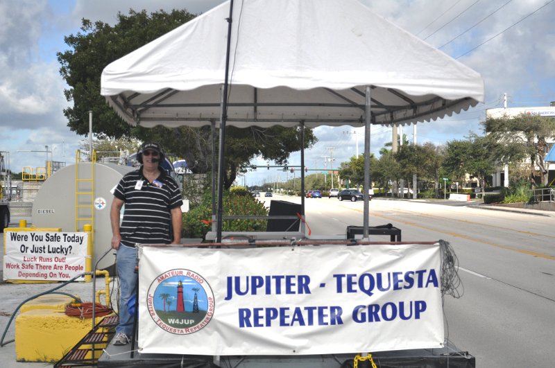 DSC_0125.jpg - Bob Purrinson-KF2GQ setup and ready as NCS for the Jupiter-Tequesta Parade.