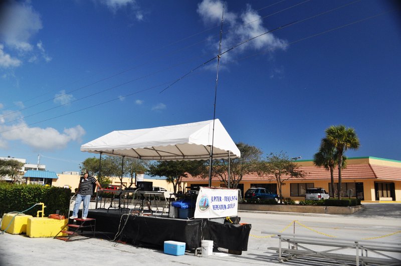 DSC_0129.jpg - Bob Purrinson-KF2GQ, NCS, with TS2000 and Buddipole in J-Pole 2M configuration