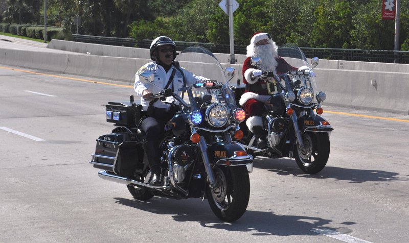 DSC_0156.jpg - Who knew Santa was a Harley fan!