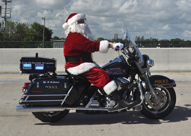 DSC_0159.jpg - Santa riding with style...