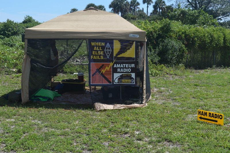 JKJ_6418.JPG - Lee Pennington's - K4LJP operating output on the grounds of the old Coast Guard House.